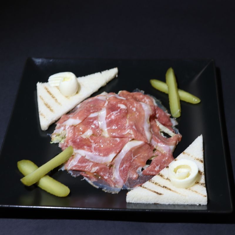 Gänsebrust auf knusprigem Salat