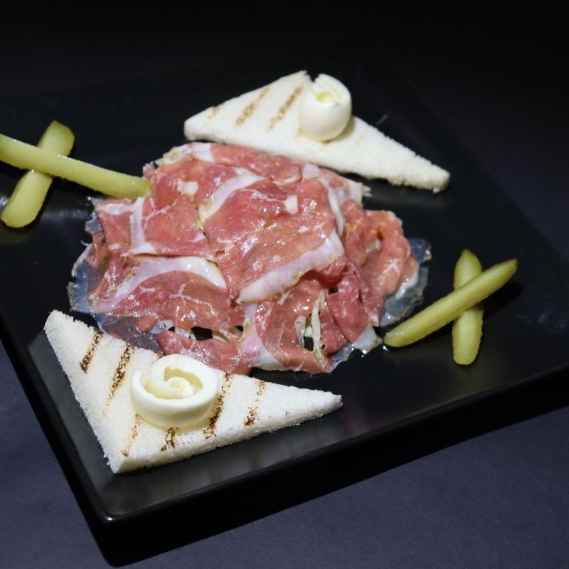 Gänsebrust auf knusprigem Salat