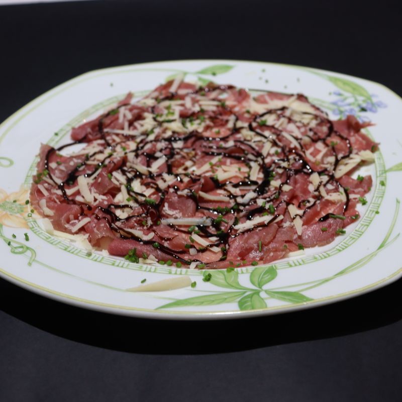 Salz Rindfleisch-Carpaccio mit Parmesan und Balsamico-Creme