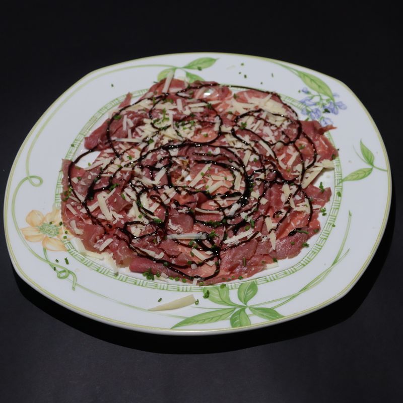 Salz Rindfleisch-Carpaccio mit Parmesan und Balsamico-Creme