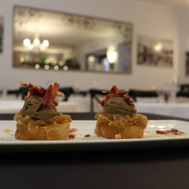 Croutons with chicken livers and crispy speck with marsala cream