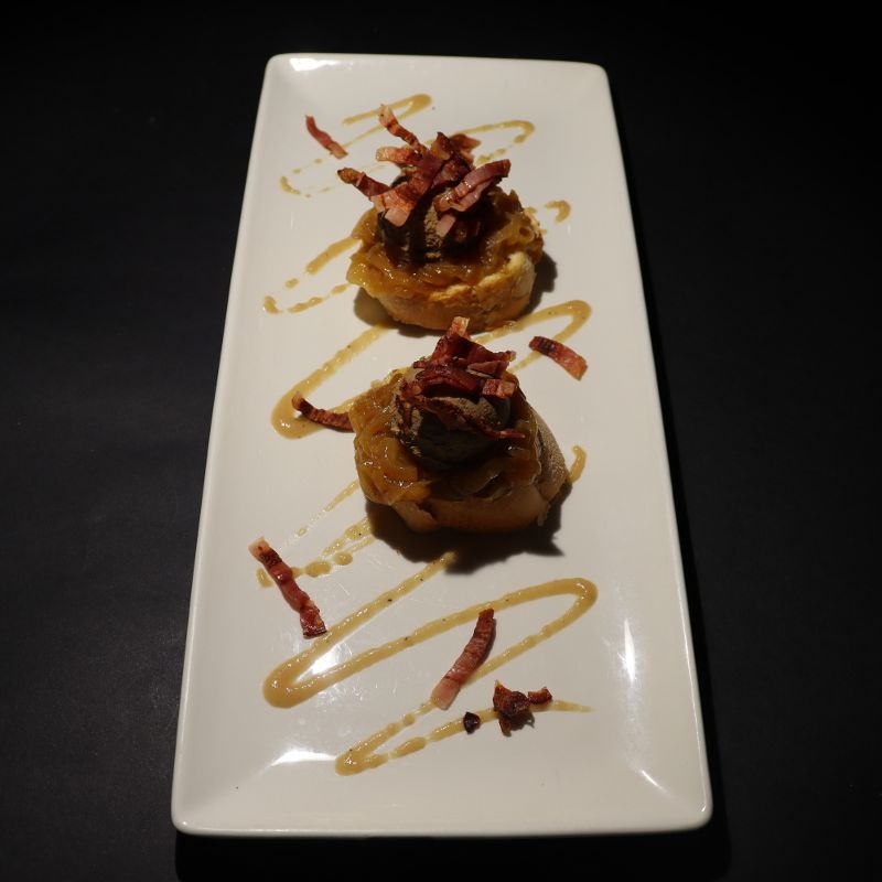 Croutons with chicken livers and crispy speck with marsala cream