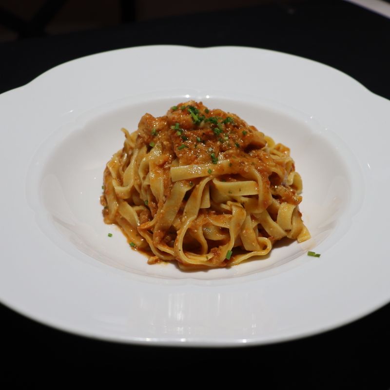 Tagliatelle con rana pescatrice e pesto di pomodori secchi