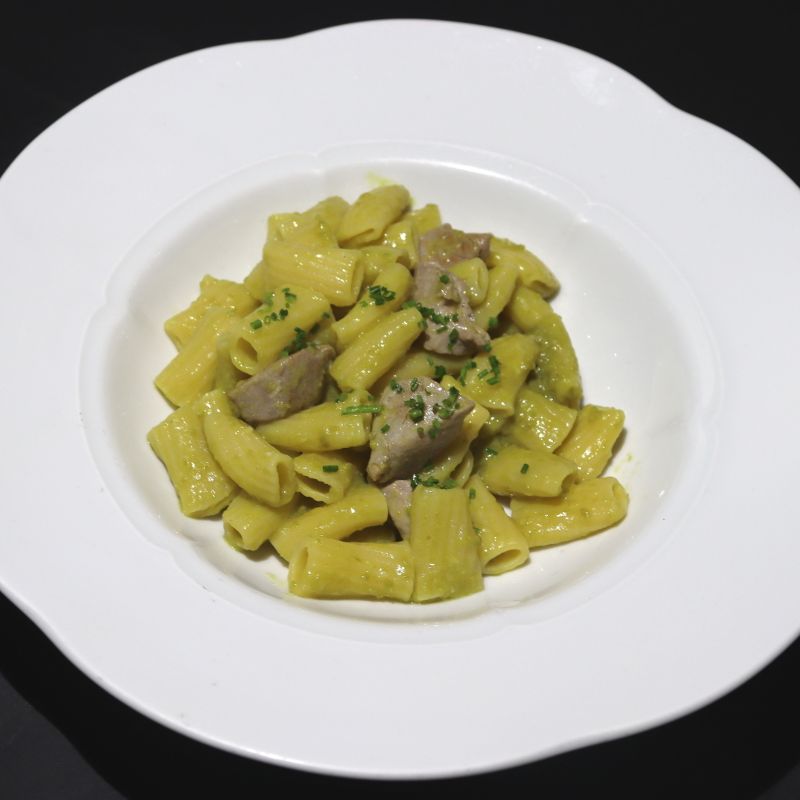 Macaroni with fresh tuna and pea cream