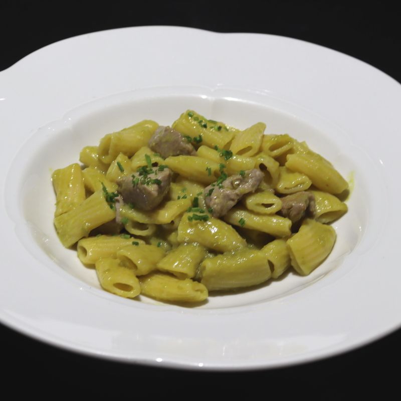 Macaroni with fresh tuna and pea cream