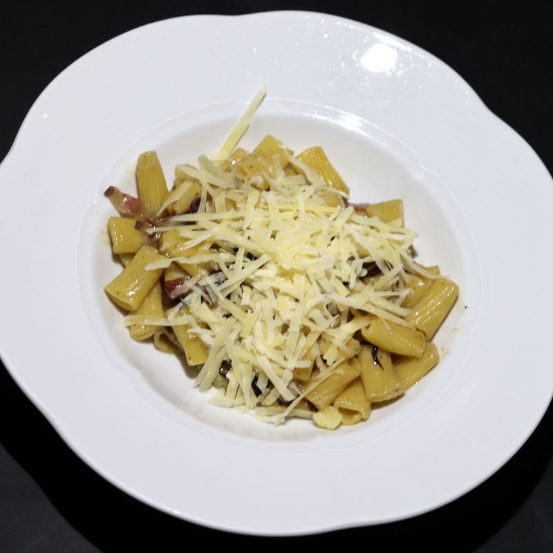 Macaroni with radicchio, bacon and Monte Veronese cheese