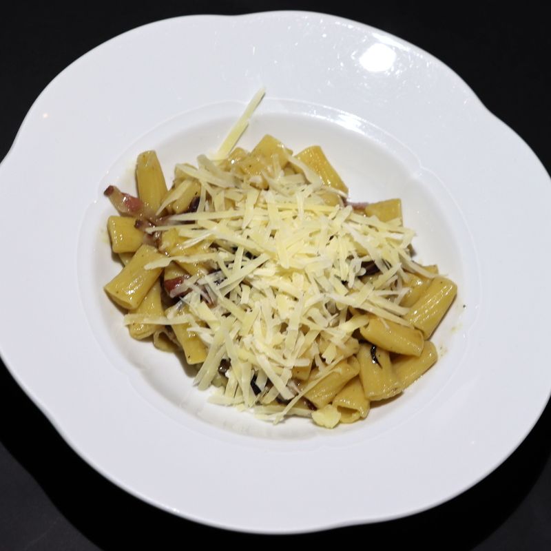 Maccheroni con radicchio rosso, guanciale e Monte Veronese