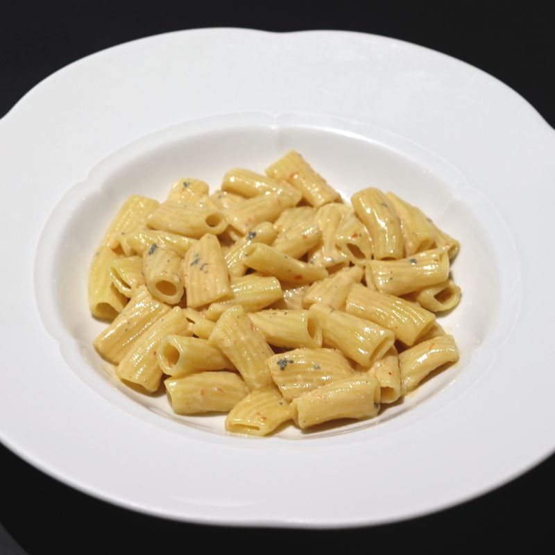 Spicy macaroni with gorgonzola cheese