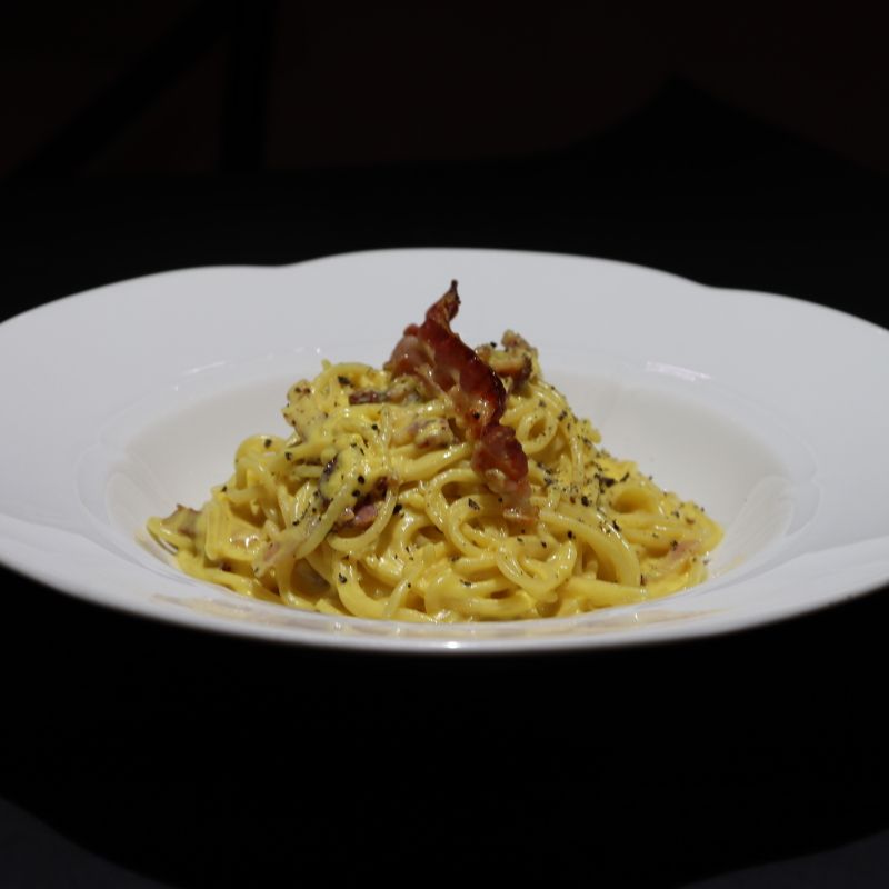 Spaghetti nach Carbonara-Art (geräucherter Bauchspeck, Eigelb und Parmesan)