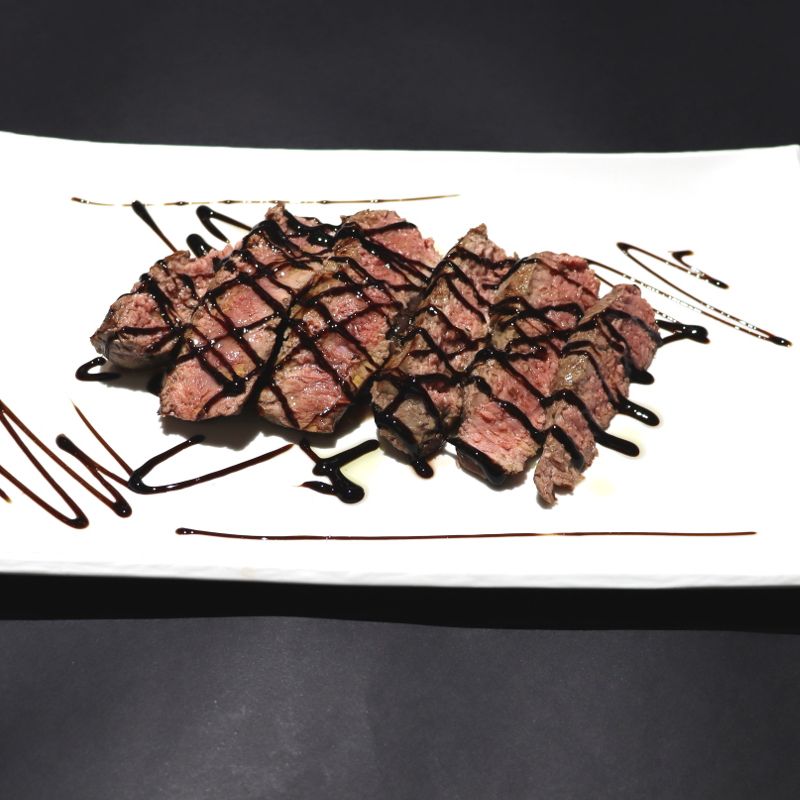 Rindfleisch in Scheiben geschnitten mit Tropea-Zwiebel und Balsamico-Essig