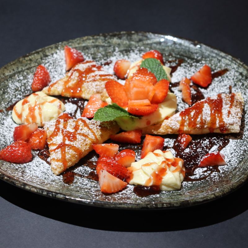 Millefeuille mit Vanillecreme und frischen Erdbeeren zersetzt